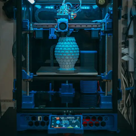 Vase being printed